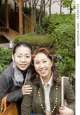 擁抱與微笑的母親和女兒 76393723