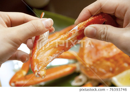 吃螃蟹的女人的手 76393746