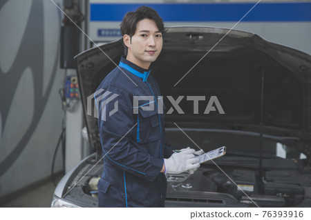 auto vehicle Service repair center concept with maintenance staff auto vehicle Service repair center concept with maintenance staff 76393916