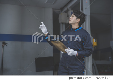 auto vehicle Service repair center concept with maintenance staff auto vehicle Service repair center concept with maintenance staff 76394178