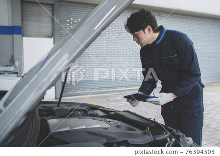 auto vehicle Service repair center concept with maintenance staff auto vehicle Service repair center concept with maintenance staff 76394303