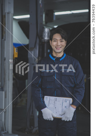 auto vehicle Service repair center concept with maintenance staff auto vehicle Service repair center concept with maintenance staff 76394439