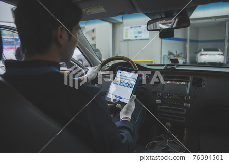 auto vehicle Service repair center concept with maintenance staff auto vehicle Service repair center concept with maintenance staff 76394501
