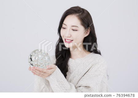 Asian female model with long hair, winter beauty concept Asian female model with long hair, winter beauty concept 76394678