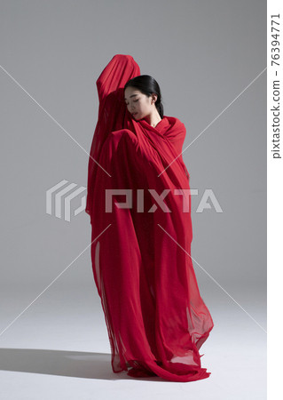 male and female couple modern contemporary dancers making moves in white background setting male and female couple modern contemporary dancers making moves in white background setting 76394771