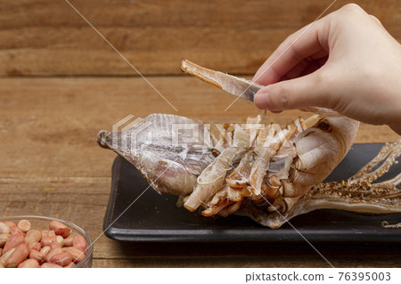 dried squid as beer snacks 76395003