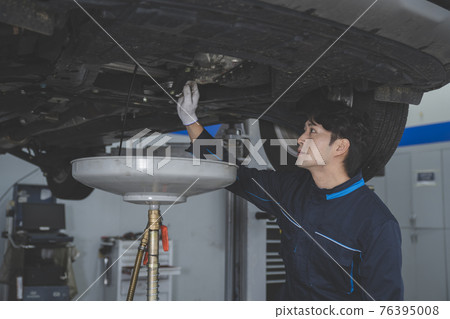 auto vehicle Service repair center concept with maintenance staff auto vehicle Service repair center concept with maintenance staff 76395008