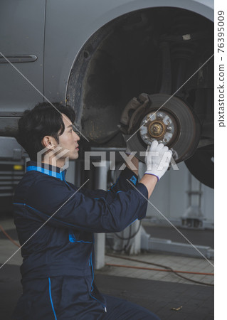 auto vehicle Service repair center concept with maintenance staff auto vehicle Service repair center concept with maintenance staff 76395009