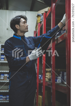 auto vehicle Service repair center concept with maintenance staff auto vehicle Service repair center concept with maintenance staff 76395027