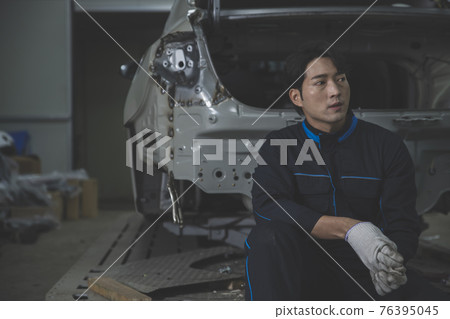 auto vehicle Service repair center concept with maintenance staff auto vehicle Service repair center concept with maintenance staff 76395045