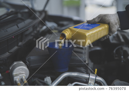 auto vehicle Service repair center concept with maintenance staff auto vehicle Service repair center concept with maintenance staff 76395078