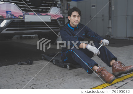auto vehicle Service repair center concept with maintenance staff auto vehicle Service repair center concept with maintenance staff 76395083