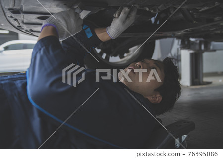 auto vehicle Service repair center concept with maintenance staff auto vehicle Service repair center concept with maintenance staff 76395086