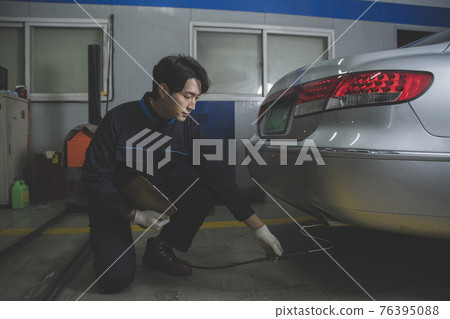 auto vehicle Service repair center concept with maintenance staff auto vehicle Service repair center concept with maintenance staff 76395088