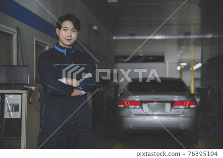 auto vehicle Service repair center concept with maintenance staff auto vehicle Service repair center concept with maintenance staff 76395104