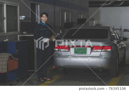 auto vehicle Service repair center concept with maintenance staff auto vehicle Service repair center concept with maintenance staff 76395106