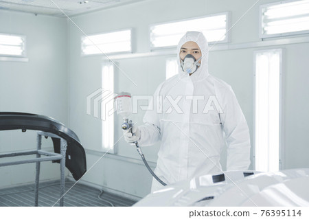 auto vehicle Service repair center concept with maintenance staff auto vehicle Service repair center concept with maintenance staff 76395114