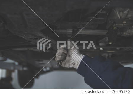 auto vehicle Service repair center concept with maintenance staff auto vehicle Service repair center concept with maintenance staff 76395120