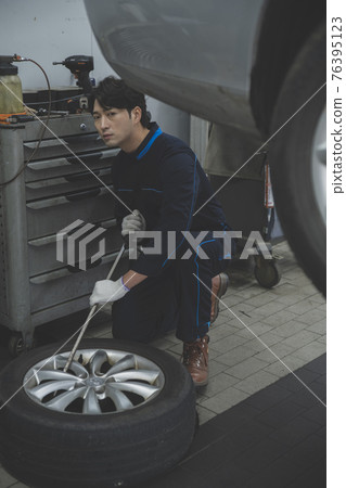 auto vehicle Service repair center concept with maintenance staff auto vehicle Service repair center concept with maintenance staff 76395123