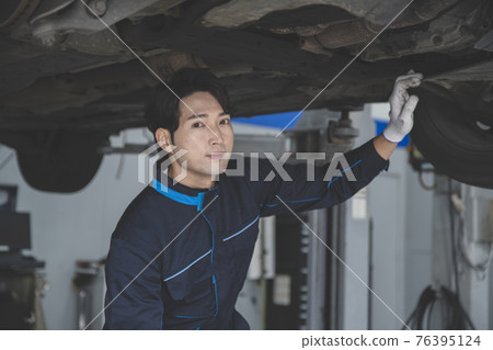 auto vehicle Service repair center concept with maintenance staff auto vehicle Service repair center concept with maintenance staff 76395124