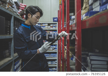 auto vehicle Service repair center concept with maintenance staff auto vehicle Service repair center concept with maintenance staff 76395126