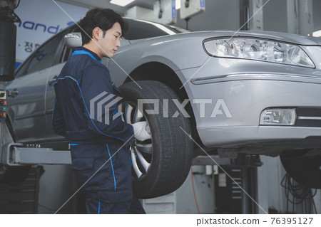 auto vehicle Service repair center concept with maintenance staff auto vehicle Service repair center concept with maintenance staff 76395127