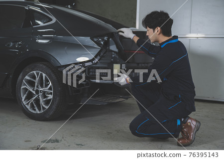 auto vehicle Service repair center concept with maintenance staff auto vehicle Service repair center concept with maintenance staff 76395143