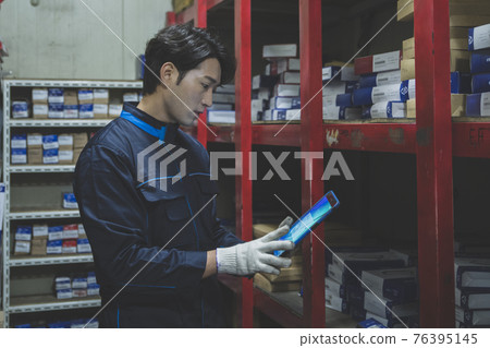 auto vehicle Service repair center concept with maintenance staff auto vehicle Service repair center concept with maintenance staff 76395145