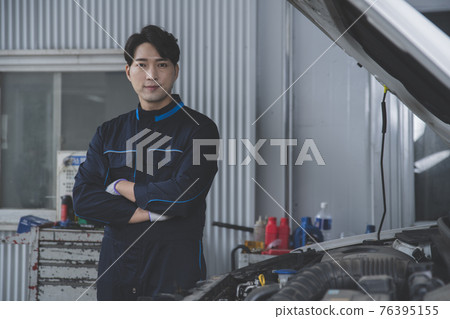 auto vehicle Service repair center concept with maintenance staff auto vehicle Service repair center concept with maintenance staff 76395155