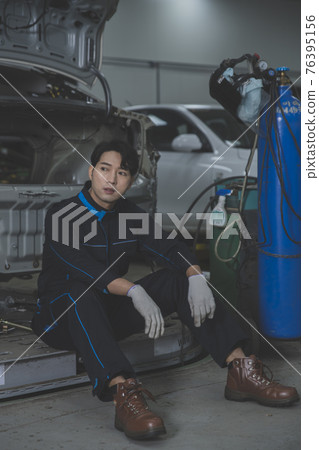 auto vehicle Service repair center concept with maintenance staff 76395156
