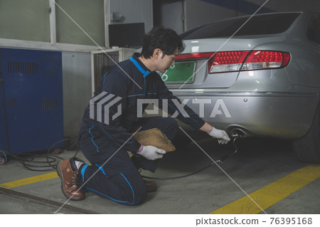 auto vehicle Service repair center concept with maintenance staff auto vehicle Service repair center concept with maintenance staff 76395168