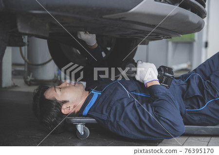 auto vehicle Service repair center concept with maintenance staff auto vehicle Service repair center concept with maintenance staff 76395170