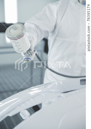 auto vehicle Service repair center concept with maintenance staff auto vehicle Service repair center concept with maintenance staff 76395174