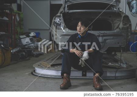 auto vehicle Service repair center concept with maintenance staff auto vehicle Service repair center concept with maintenance staff 76395195