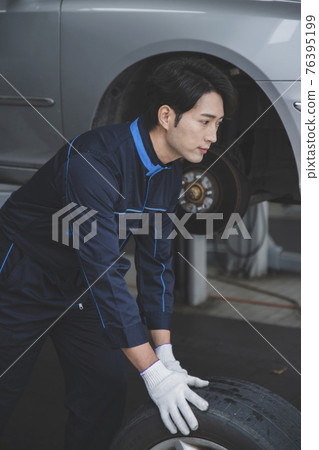 auto vehicle Service repair center concept with maintenance staff auto vehicle Service repair center concept with maintenance staff 76395199