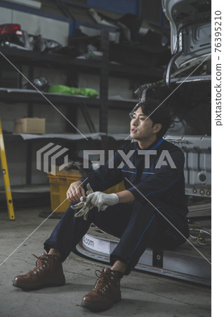 auto vehicle Service repair center concept with maintenance staff auto vehicle Service repair center concept with maintenance staff 76395210