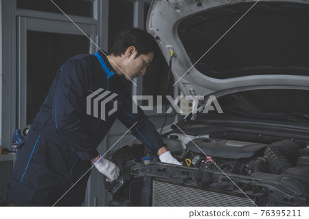 auto vehicle Service repair center concept with maintenance staff auto vehicle Service repair center concept with maintenance staff 76395211