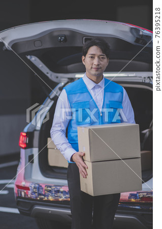Asian delivery man holding boxes Asian delivery man holding boxes 76395218