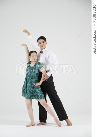 retro concept, contemporary couple dancer in white background retro concept, contemporary couple dancer in white background 76395230