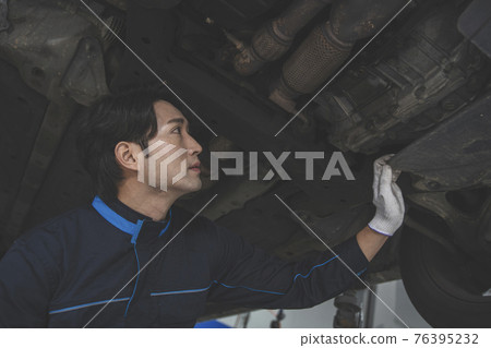 auto vehicle Service repair center concept with maintenance staff auto vehicle Service repair center concept with maintenance staff 76395232