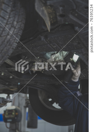auto vehicle Service repair center concept with maintenance staff auto vehicle Service repair center concept with maintenance staff 76395234