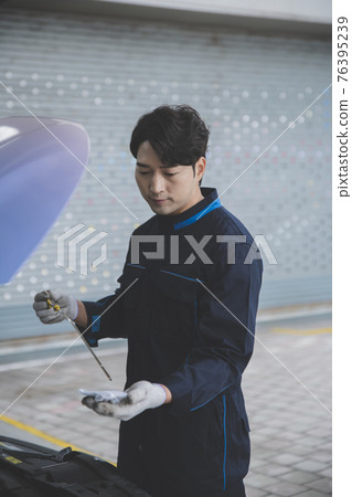auto vehicle Service repair center concept with maintenance staff 76395239