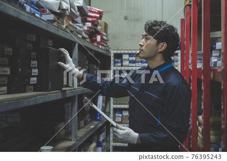 auto vehicle Service repair center concept with maintenance staff auto vehicle Service repair center concept with maintenance staff 76395243