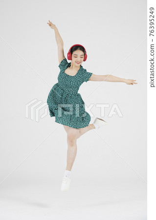 Asian female contemporary dancer making move with headset Asian female contemporary dancer making move with headset 76395249