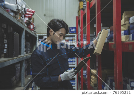 auto vehicle Service repair center concept with maintenance staff auto vehicle Service repair center concept with maintenance staff 76395251