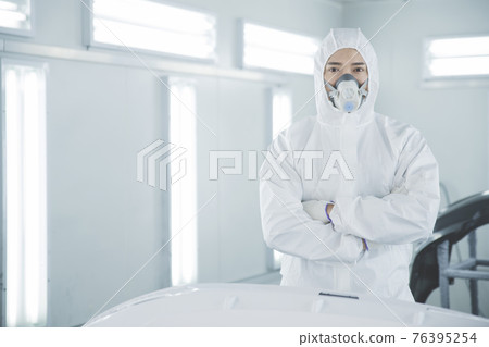 auto vehicle Service repair center concept with maintenance staff auto vehicle Service repair center concept with maintenance staff 76395254