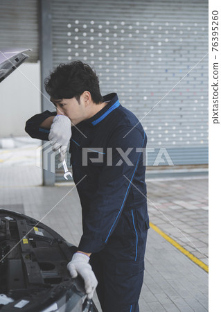 auto vehicle Service repair center concept with maintenance staff auto vehicle Service repair center concept with maintenance staff 76395260