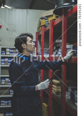 auto vehicle Service repair center concept with maintenance staff auto vehicle Service repair center concept with maintenance staff 76395261