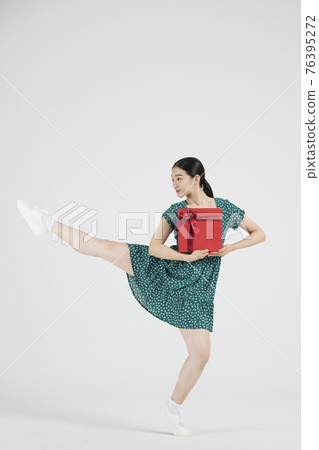 sale promotion concept, contemporary female dancer with shopping gift box 76395272