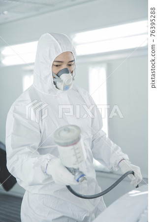 auto vehicle Service repair center concept with maintenance staff auto vehicle Service repair center concept with maintenance staff 76395288